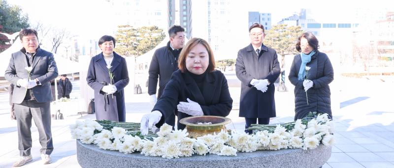 더불어민주당 교섭단체 의원 현충탑 참배_10
