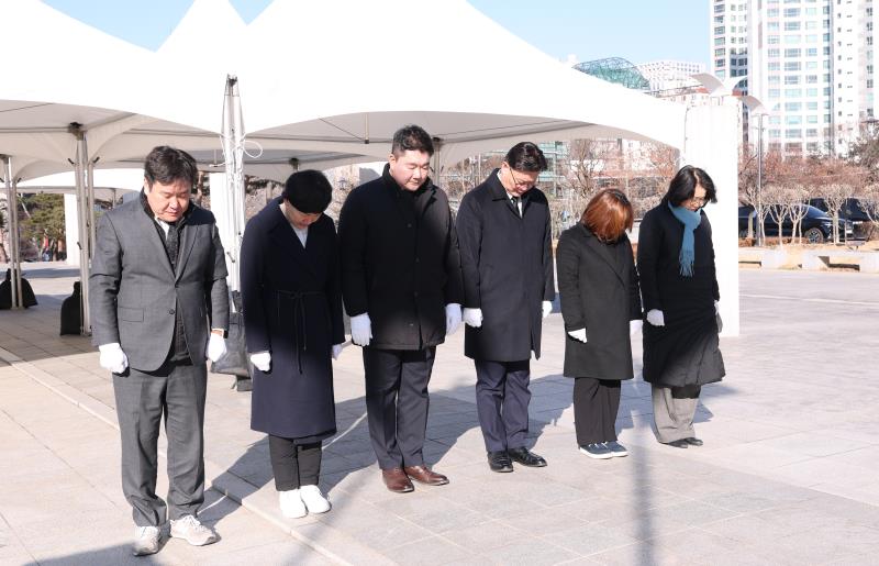 더불어민주당 교섭단체 의원 현충탑 참배_4