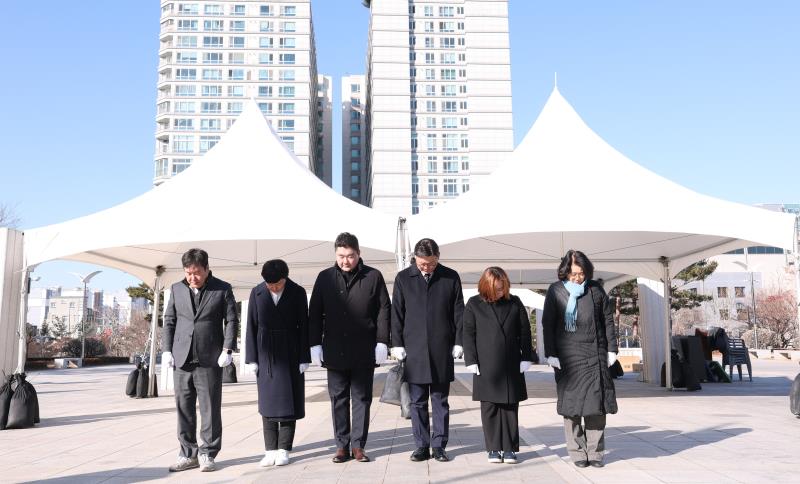 더불어민주당 교섭단체 의원 현충탑 참배_5