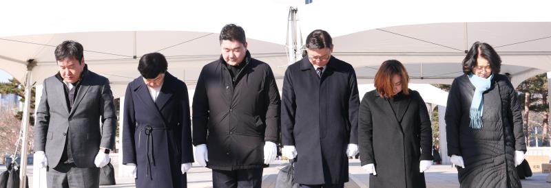 더불어민주당 교섭단체 의원 현충탑 참배_6