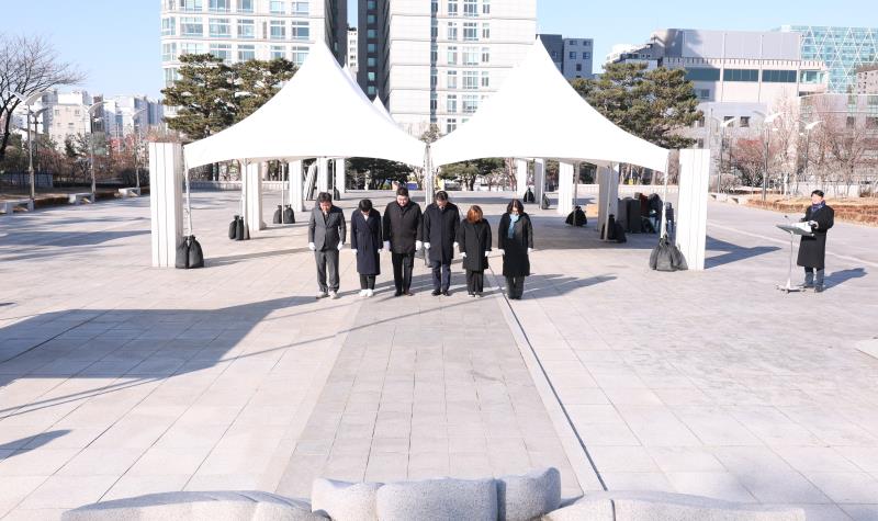 더불어민주당 교섭단체 의원 현충탑 참배_7