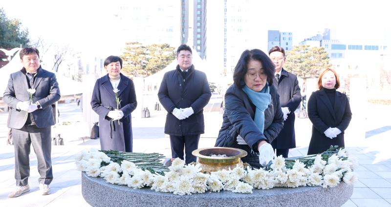 더불어민주당 교섭단체 의원 현충탑 참배