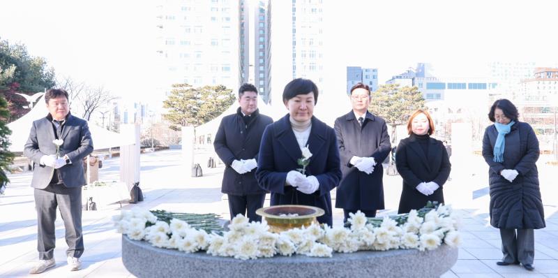 더불어민주당 교섭단체 의원 현충탑 참배_9