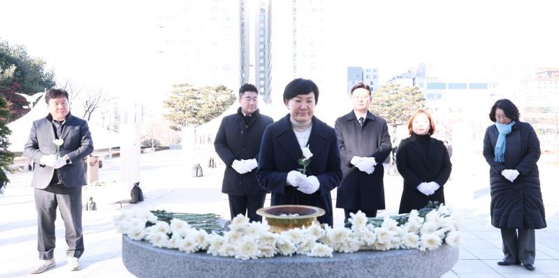 더불어민주당 교섭단체 의원 현충탑 참배_10