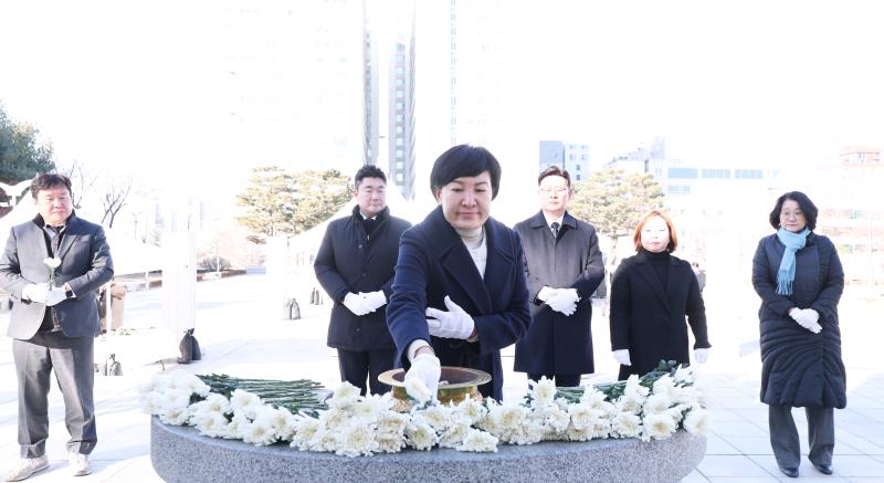 더불어민주당 교섭단체 의원 현충탑 참배