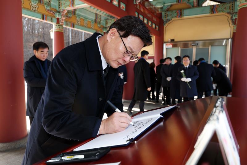 더불어민주당 광역의회의원협의회 5.18 민주화운동 희생자 추모 및 참배_3