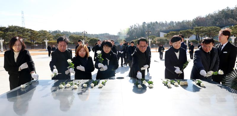 더불어민주당 광역의회의원협의회 5.18 민주화운동 희생자 추모 및 참배_9