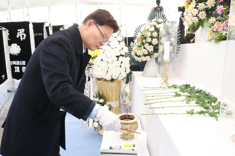 경기도의회 더불어민주당  故 이해찬 전 국무총리 분향 및 조문_9