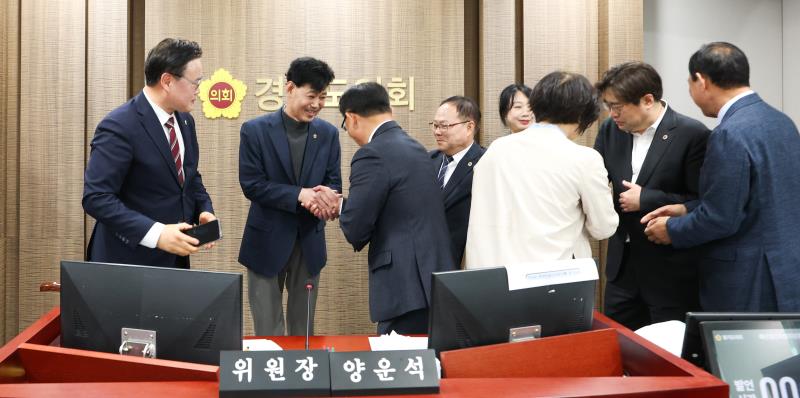 예산결산특별위원회 의원 단체사진_10