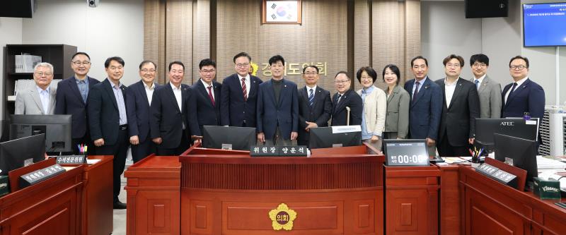 예산결산특별위원회 의원 단체사진_3