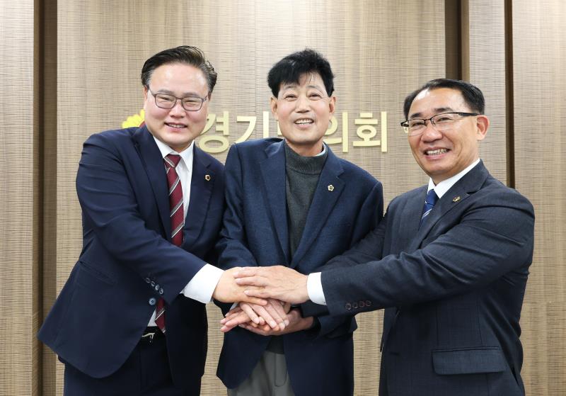 예산결산특별위원회 의원 단체사진_10