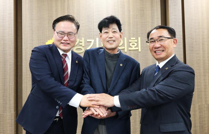 예산결산특별위원회 의원 단체사진_10