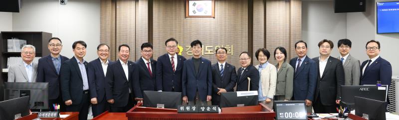 예산결산특별위원회 의원 단체사진_2