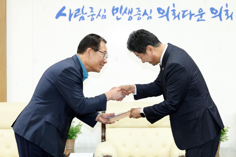 제11대 경기도의회 후반기 의정홍보위원회 감사패 수여식_7