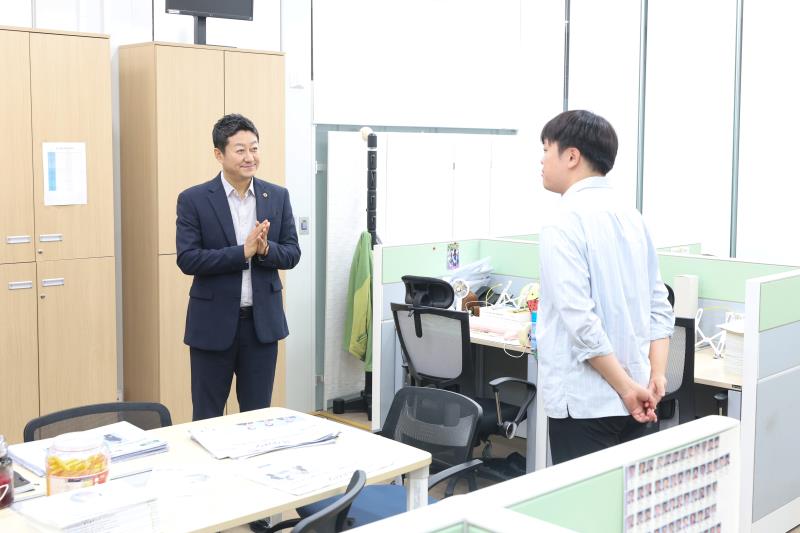 김진경 의장님 의회사무처 전 부서 순회_4