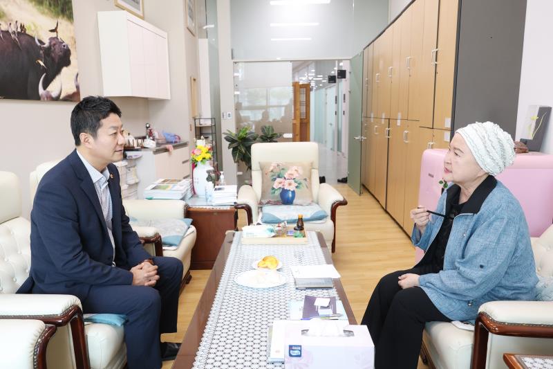 김진경 의장님 의회사무처 전 부서 순회_5