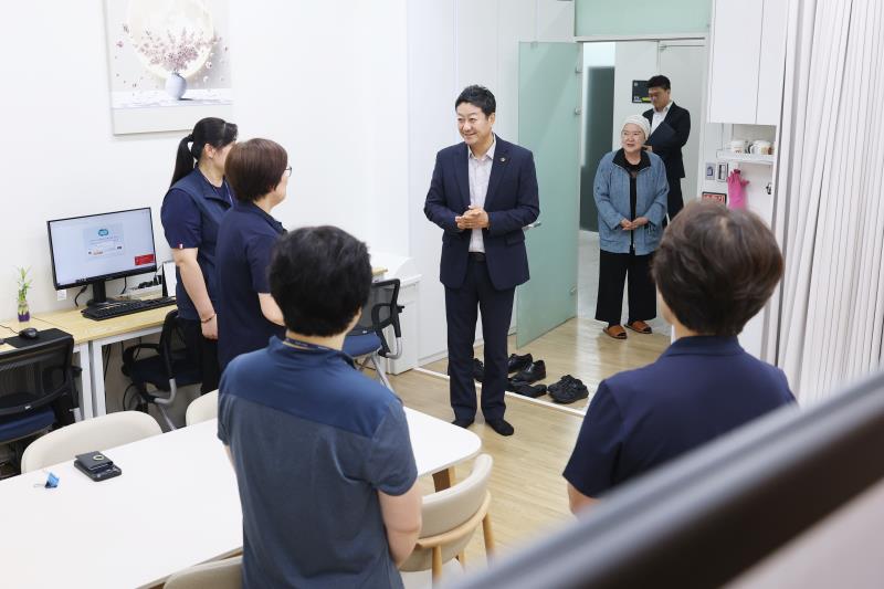 김진경 의장님 의회사무처 전 부서 순회_7