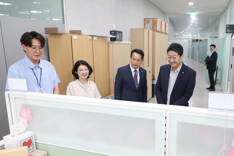 김진경 의장님 의회사무처 전 부서 순회_8