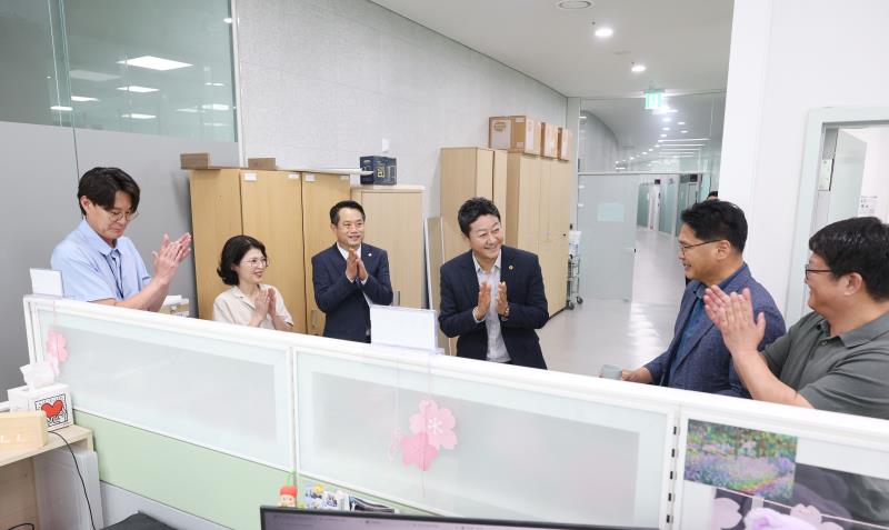 김진경 의장님 의회사무처 전 부서 순회_9