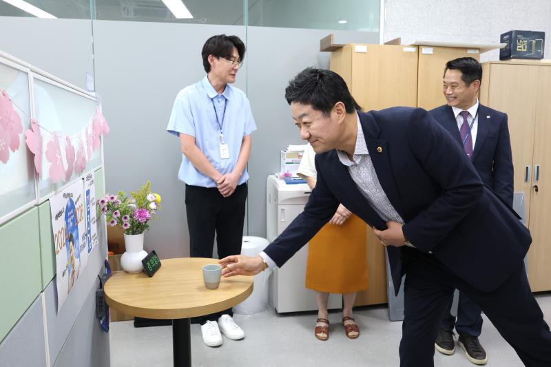 김진경 의장님 의회사무처 전 부서 순회_10