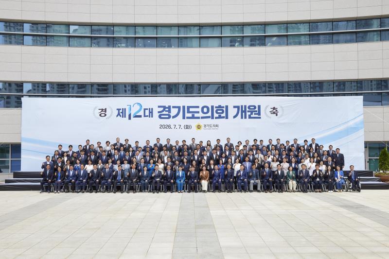 제12대 전반기 더불어민주당 단체사진(보정전)_2