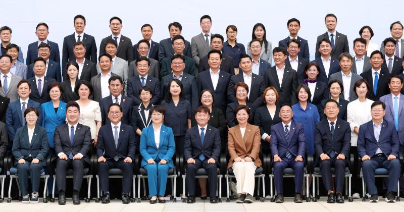 제12대 경기도의회 더불어민주당 단체사진_2