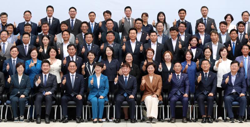 제12대 경기도의회 더불어민주당 단체사진_4