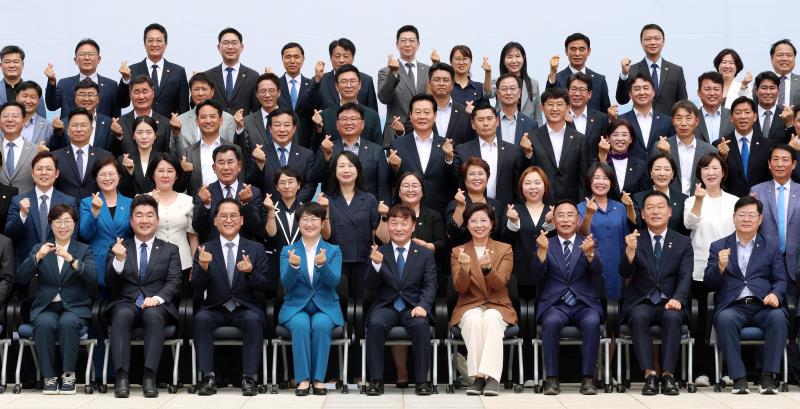 제12대 경기도의회 더불어민주당 단체사진_8