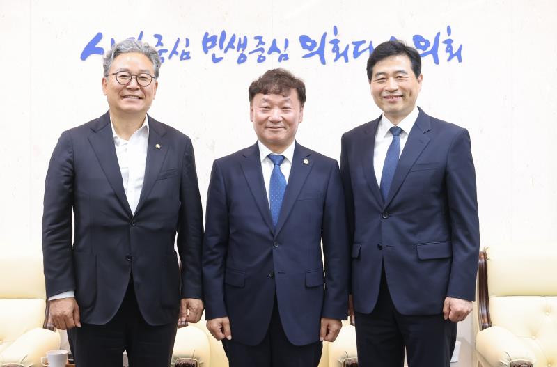 남종섭의장 취입 축하 손님 접견실 방문_2