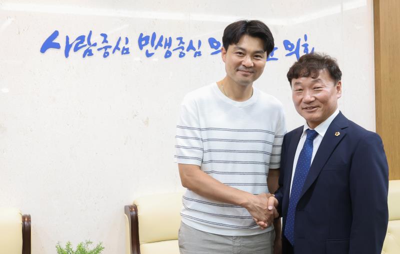 남종섭의장 취입 축하 손님 접견실 방문_4