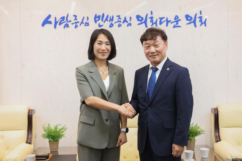 남종섭의장 취입 축하 손님 접견실 방문_5