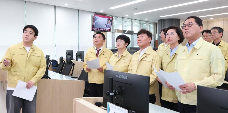 의장단 및 양당대표 도청 상황실 방문_3