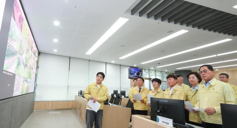 의장단 및 양당대표 도청 상황실 방문_9