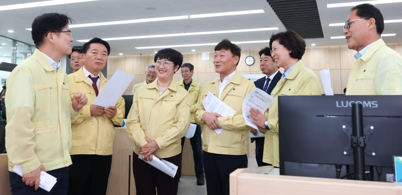 의장단 및 양당대표 도청 상황실 방문_3
