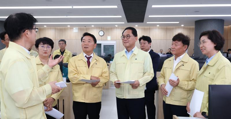 의장단 및 양당대표 도청 상황실 방문_4