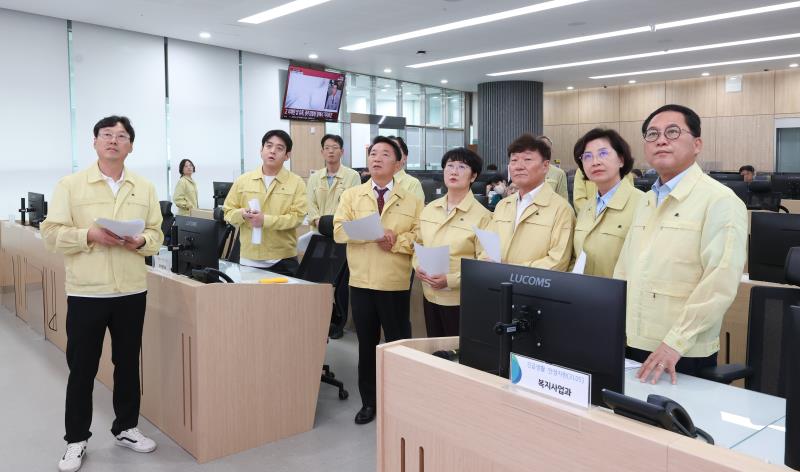 의장단 및 양당대표 도청 상황실 방문_6