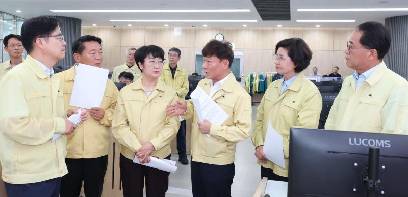 의장단 및 양당대표 도청 상황실 방문_7