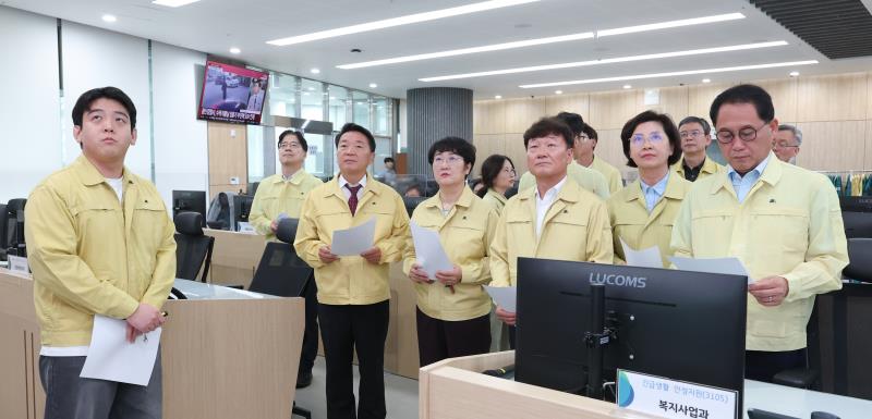 의장단 및 양당대표 도청 상황실 방문_2