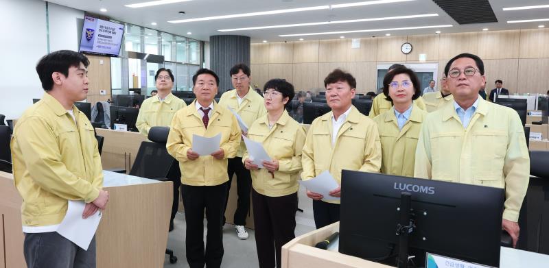 의장단 및 양당대표 도청 상황실 방문_8
