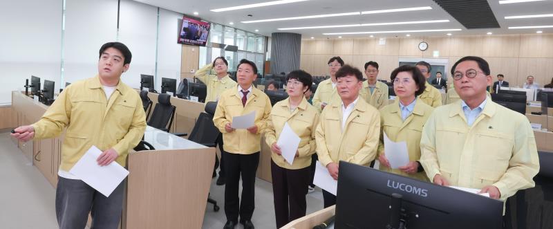 의장단 및 양당대표 도청 상황실 방문_5