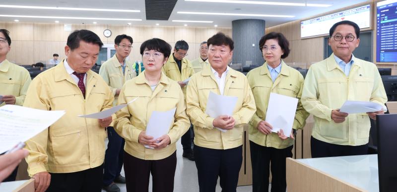 의장단 및 양당대표 도청 상황실 방문_7