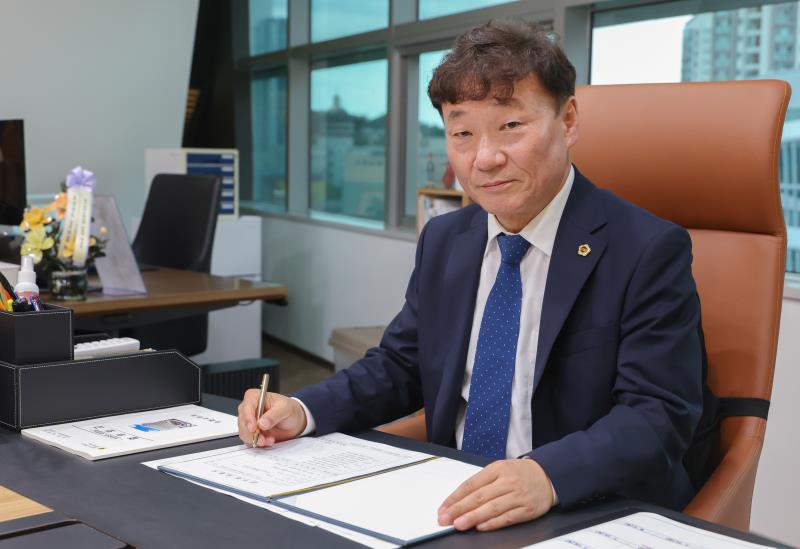 남종섭 의장님 첫 집무 싸인