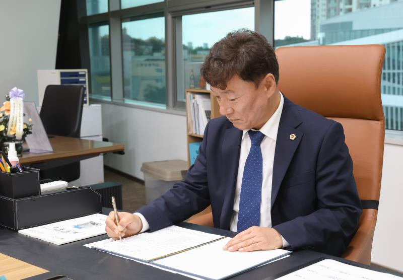 남종섭 의장님 첫 집무 싸인_4