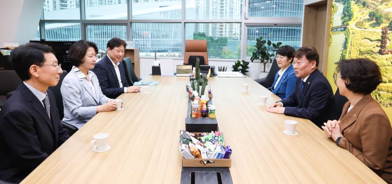 추미애 도지사 남종섭 의장 고은정 제1부의장 김미숙 제2부의장 당선 축하 인사 방문_3