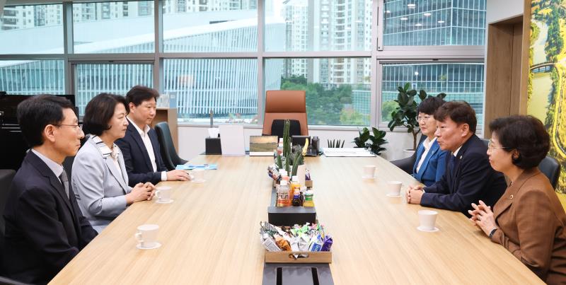 추미애 도지사 남종섭 의장 고은정 제1부의장 김미숙 제2부의장 당선 축하 인사 방문_4