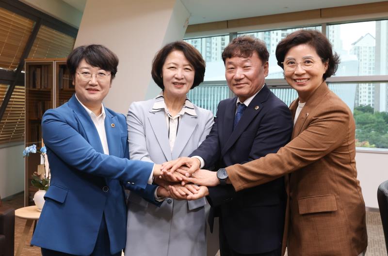 추미애 도지사 남종섭 의장 고은정 제1부의장 김미숙 제2부의장 당선 축하 인사 방문_5