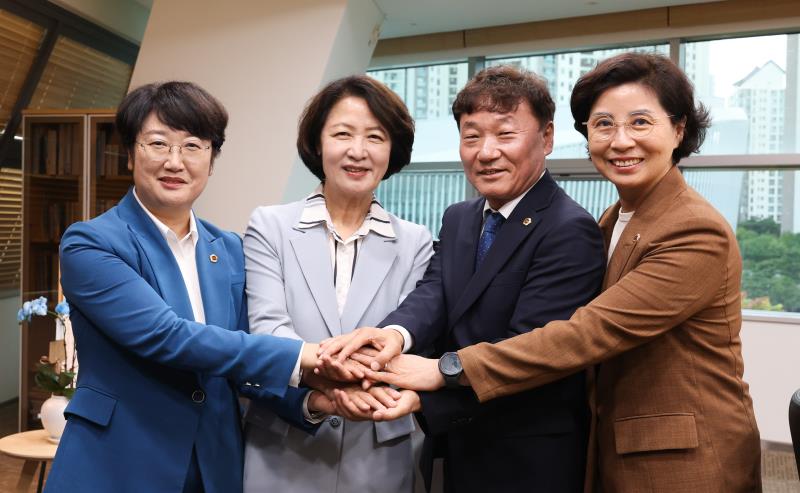 추미애 도지사 남종섭 의장 고은정 제1부의장 김미숙 제2부의장 당선 축하 인사 방문