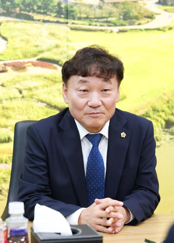 안민석 교육감 남종섭 의장 고은정 제1부의장 김미숙 제2부의장 당선 축하 인사 방문_5