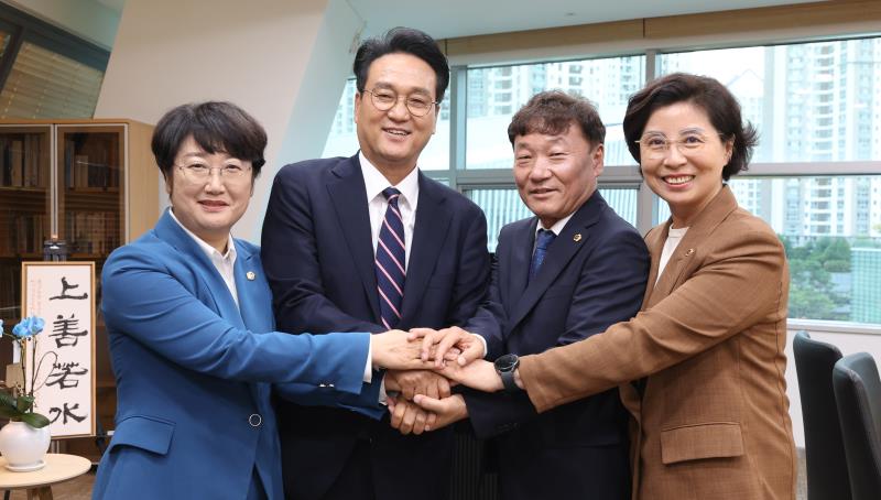 안민석 교육감 남종섭 의장 고은정 제1부의장 김미숙 제2부의장 당선 축하 인사 방문