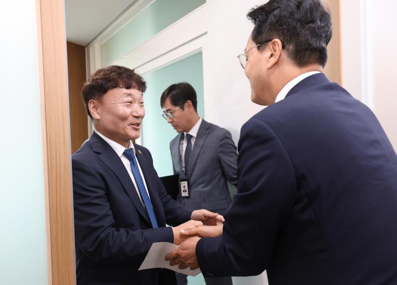 안민석 교육감 남종섭 의장 고은정 제1부의장 김미숙 제2부의장 당선 축하 인사 방문_2